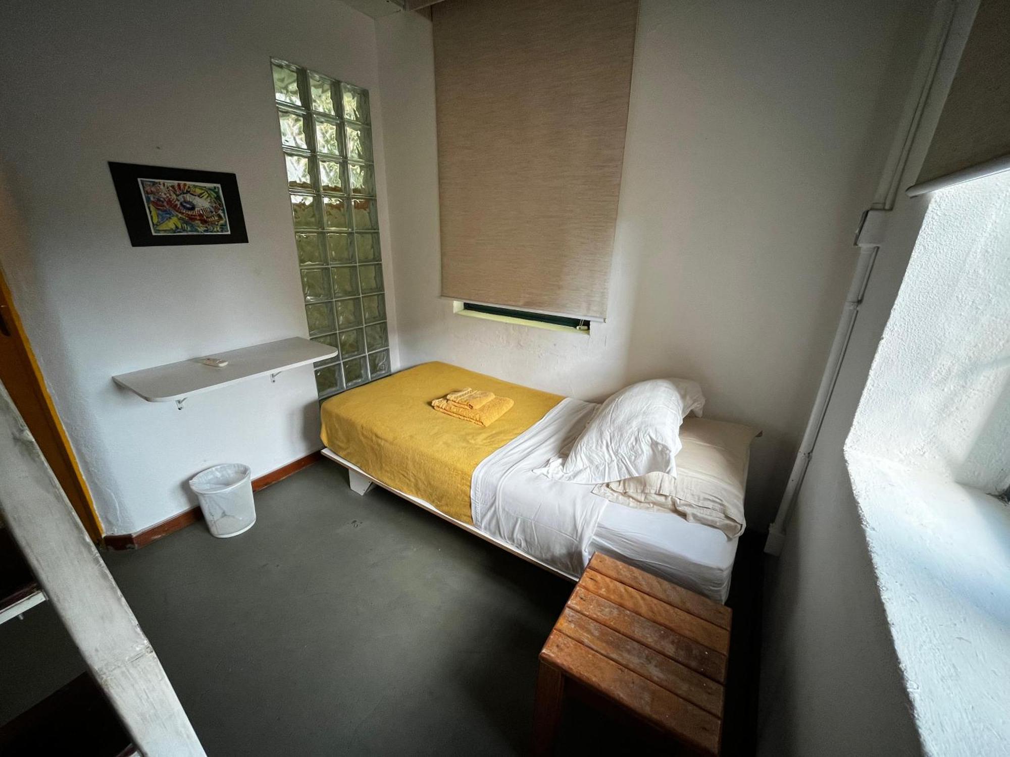 Quarto Econômico com 2 Camas de Solteiro
