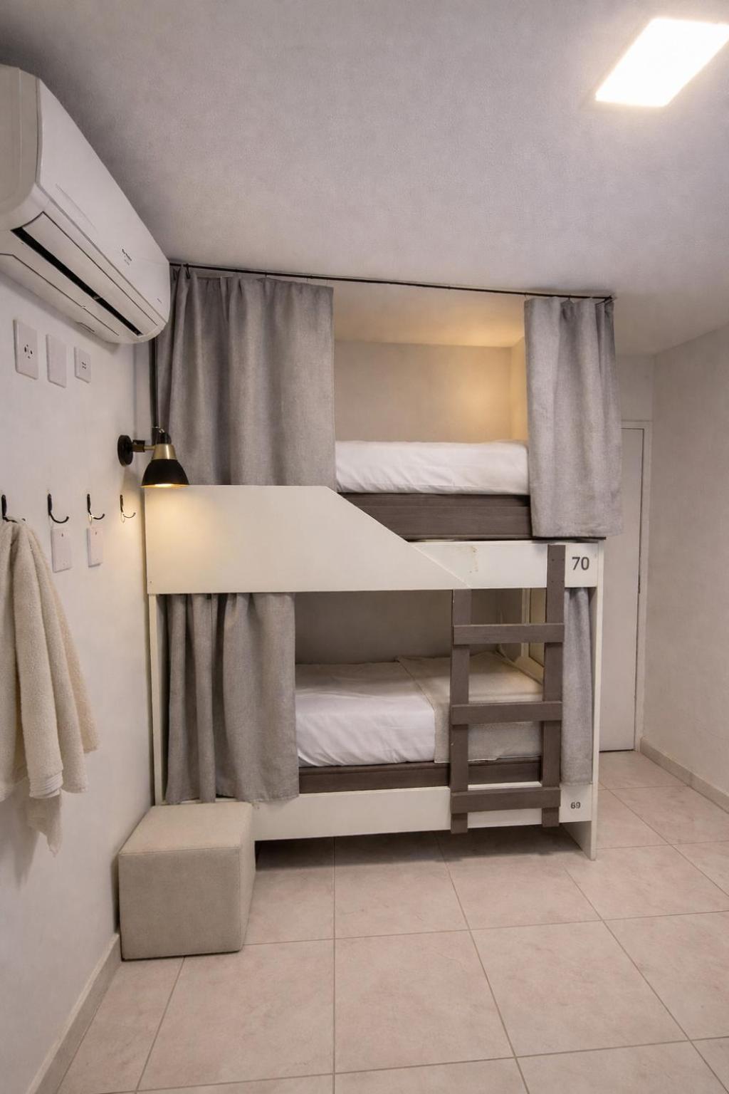Cama num Dormitório Misto com 4 Camas